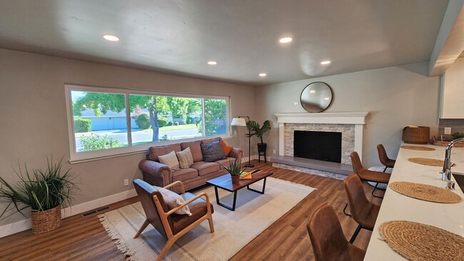 Building Photo - 7021 Wilshire Cir