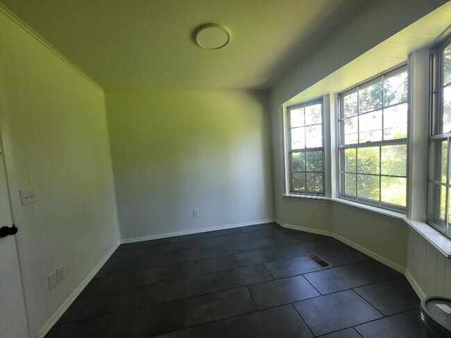 Comedor - 1511 W Magnolia St