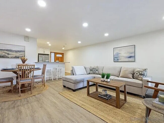 Building Photo - 8860 Villa La Jolla Dr