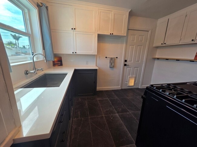 Building Photo - Updated 2 Bedroom 1 Bathroom Mid-town Home
