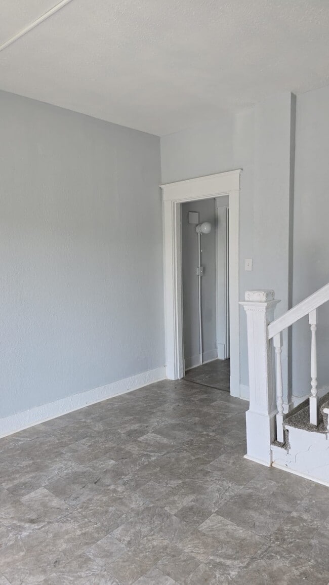 Building Photo - 669 S 35th St