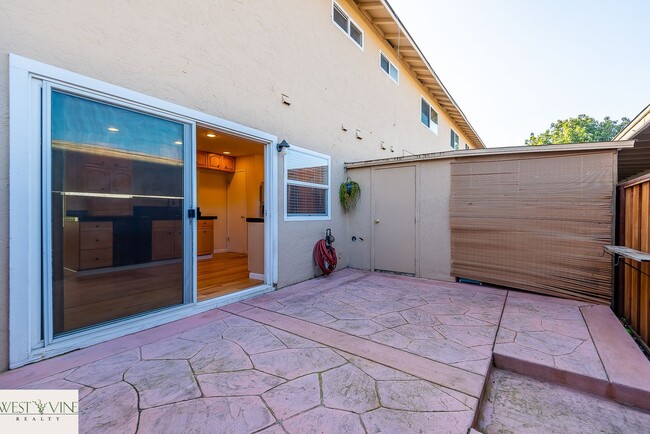 Building Photo - Cozy 3 Bed 1.5 Bath Town Home w/ Private P...