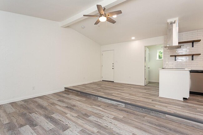 Foto del edificio - 1119 Mariposa Dr