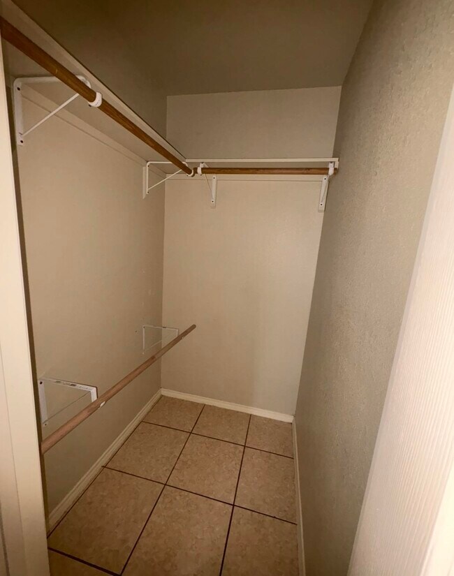 Foto del edificio - 121 Ramon Cardenas Dr