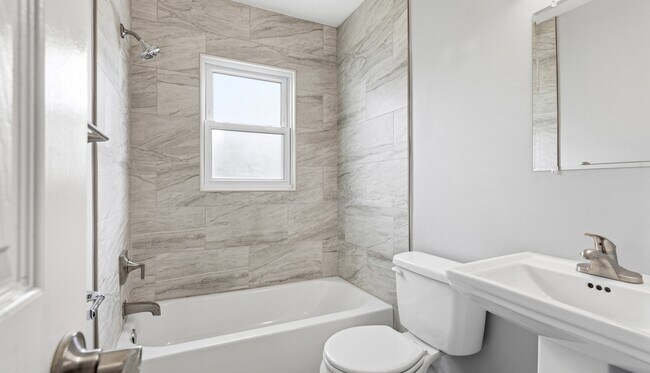 Building Photo - 1065 E Cross St