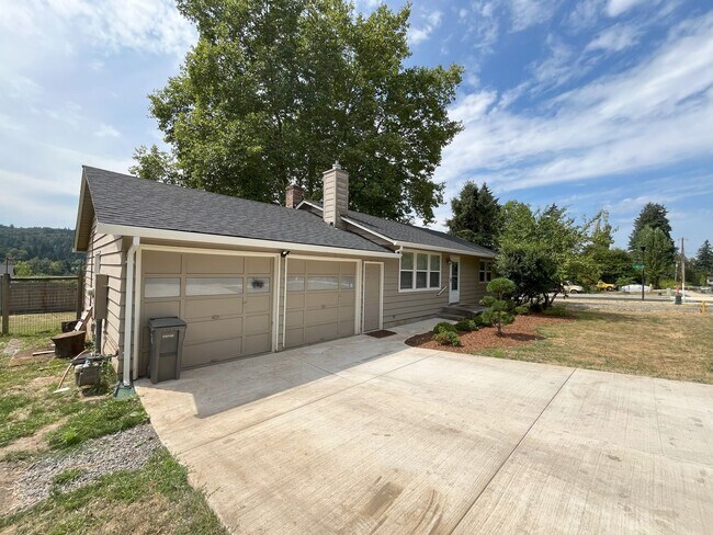 Building Photo - Thoughtfully Designed Home with Ample Natu...
