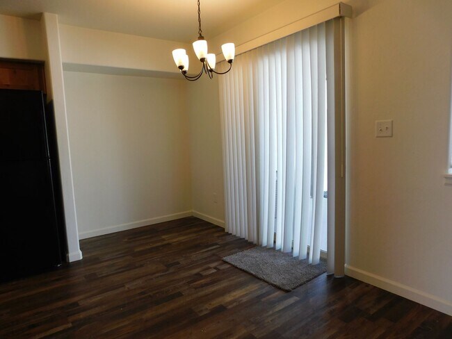 Foto del edificio - Townhome Near Shopping