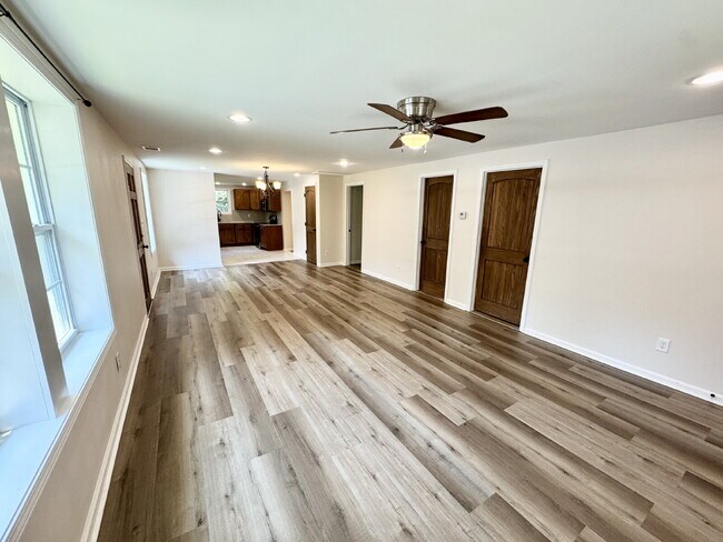 Building Photo - 2 bedroom, 1 bathroom in Seneca