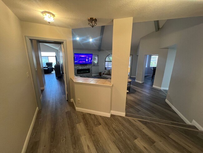 Foto del edificio - A Fabulous 2 Bedroom Single story Townhome...