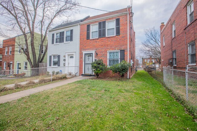 Building Photo - Newly Renovated 3 BR/1 BA Semi-Detached Ho...