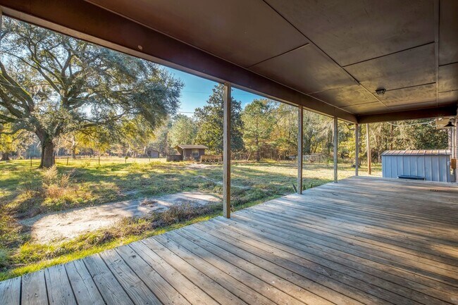 Foto del edificio - 5 bed 2.5 bath home with acreage