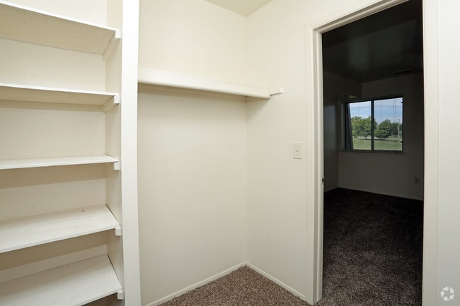 2BR, 1BA - 860 SF w/ WIC - Pines Lapeer West Apartments