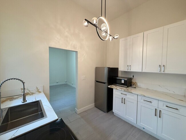 Foto del edificio - Live Downtown! Newly Updated Historic Studio Available Now