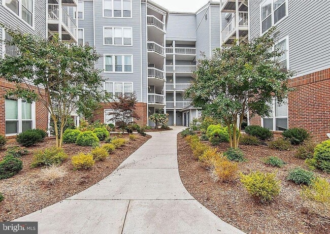 Building Photo - 3175 Summit Square Dr
