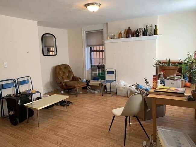 Building Photo - Garden 2 bedroom with Parking Spot!