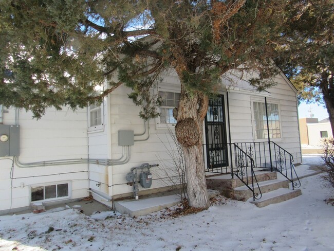 Building Photo - Downtown Bungalow