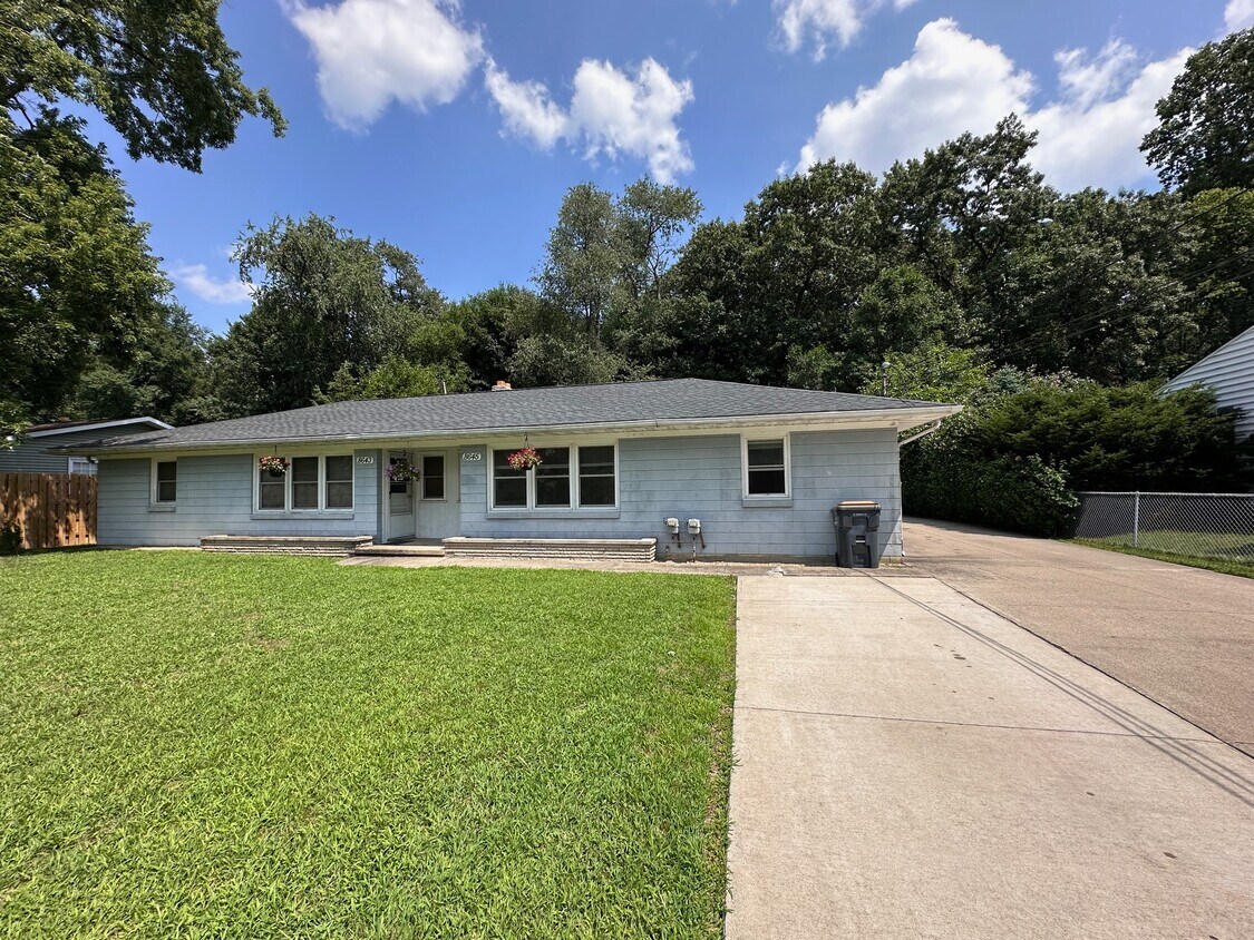 Foto principal - 8645 Newhouse St