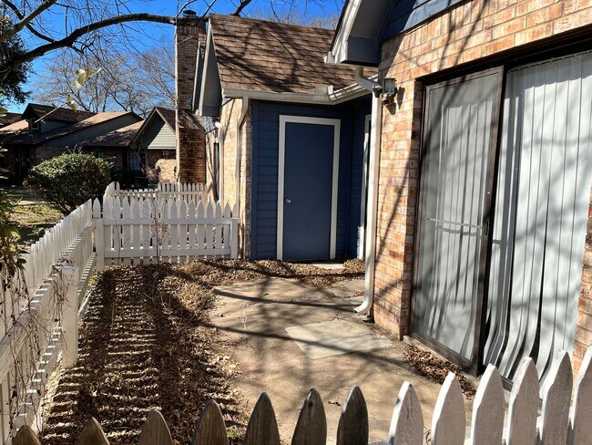 Building Photo - Cute 1/1 Close to Downtown!!