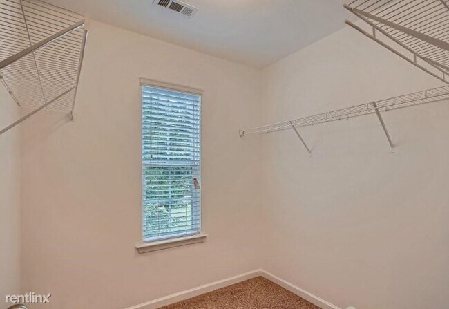 Building Photo - 4040 Queensbridge Rd