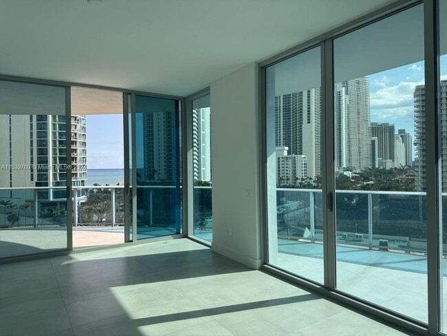 Foto del edificio - 17550 Collins Ave