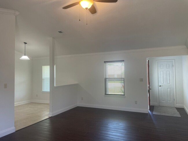 Building Photo - Spacious 3 Bedroom