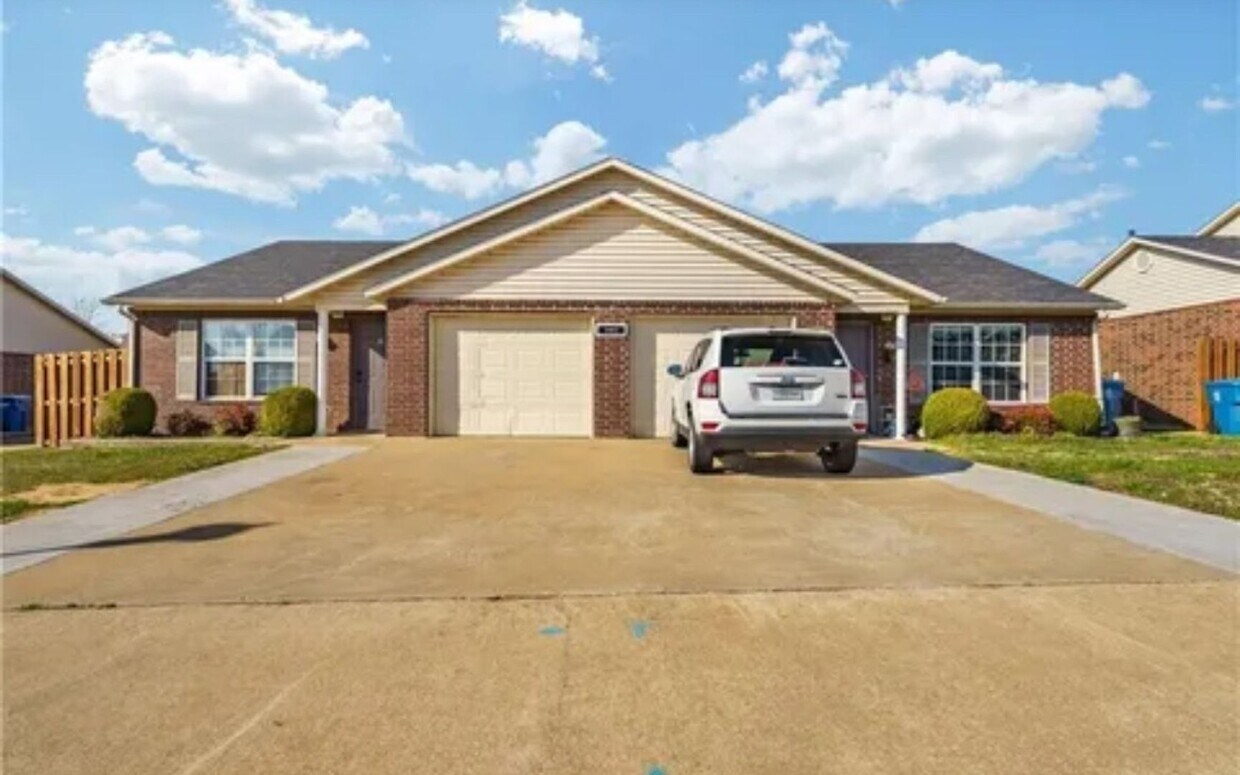 Foto principal - 2 bedroom 1 bath duplex with 1 car garage