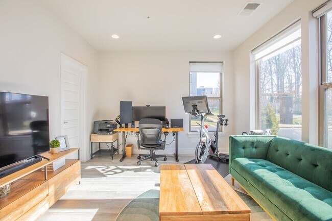 Building Photo - Lavish 3 BR/3.5 BA EOG Townhome in Rockville!