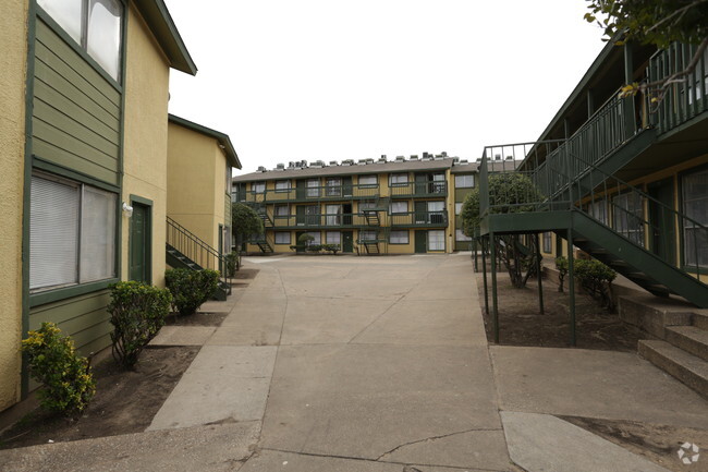 Building Photo - Ramblewood Apartments I & II