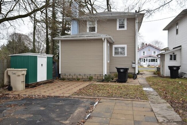 Building Photo - Close to IUSB Campus and Farmer's market.