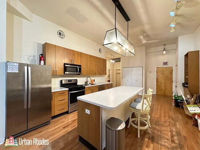 Building Photo - 3040 N Ashland Ave