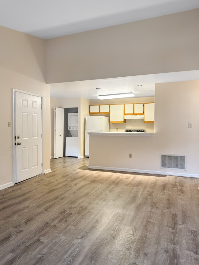 Building Photo - 621 E Lake Front Cir