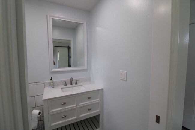 Foto del edificio - Newly Remolded One Bedroom in Quiet Wahiaw...