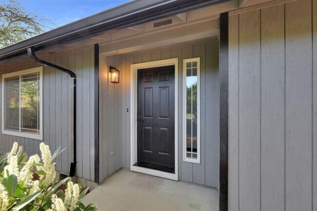 Building Photo - Updated 3 bedroom 2 bath house in a great ...