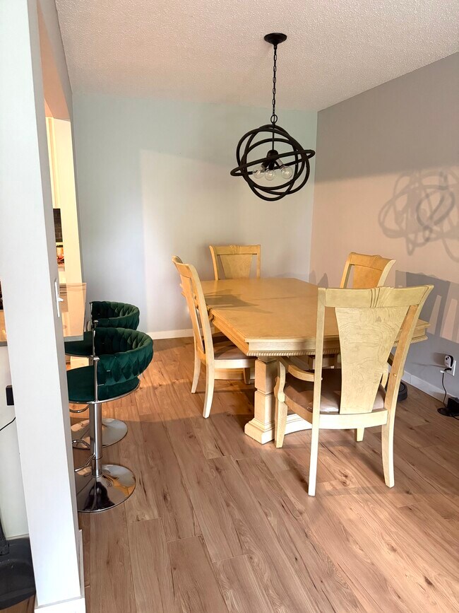 Foto del edificio - 5627 Green Circle Dr