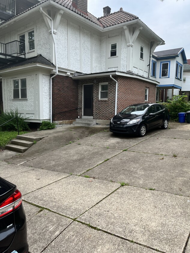 Entrance and off-street parking - 5863 Nicholson St