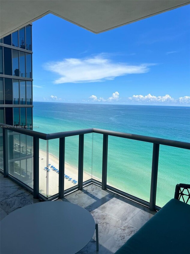 Foto principal - 17121 Collins Ave