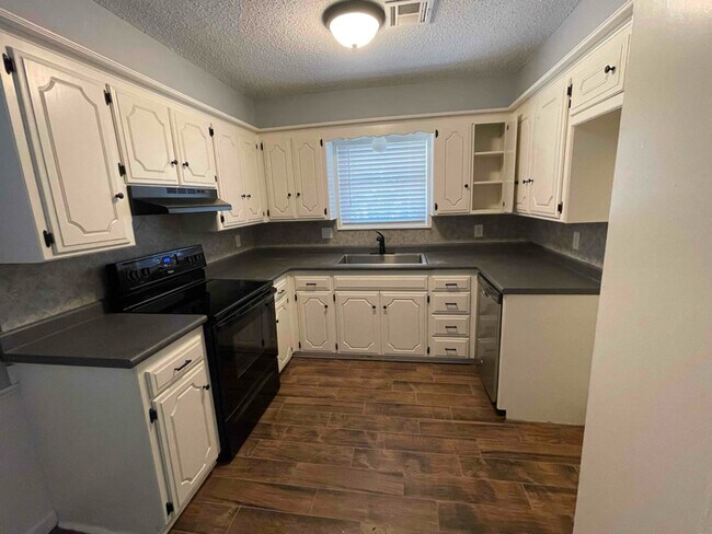 Building Photo - 635 W Shepherd Dr