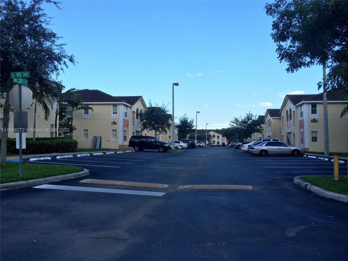 1663 SE 29th St Unit 109, Homestead, FL 33035 Room for Rent in