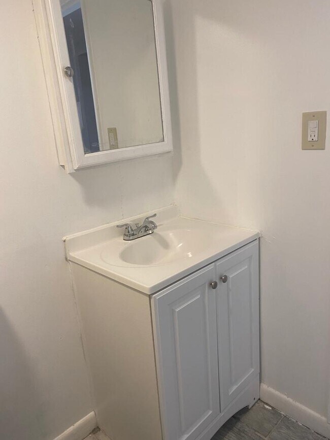 bathroom - 103 W Madison St