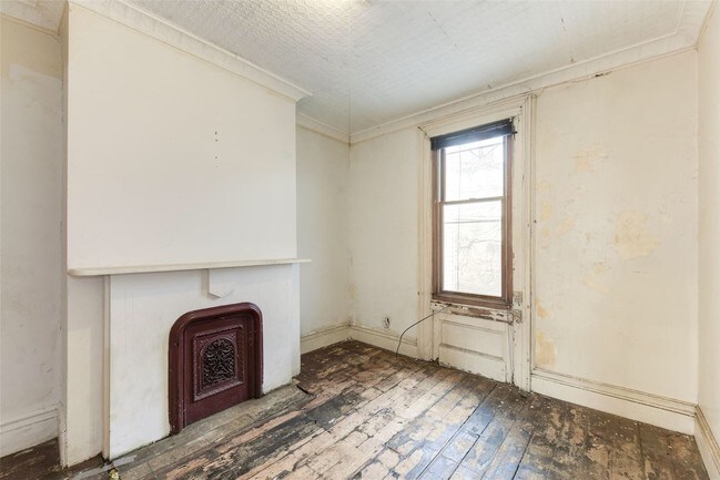 Interior Photo - 139 E 150th St