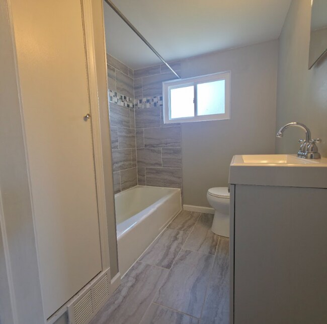 Building Photo - Single Family Home 3 beds 2 bath Available Now!