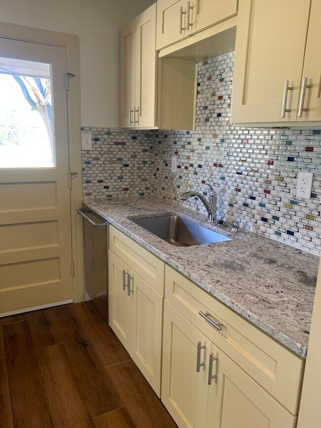 Kitchen Sink and Dishwasher - 1000 Edgefield Dr