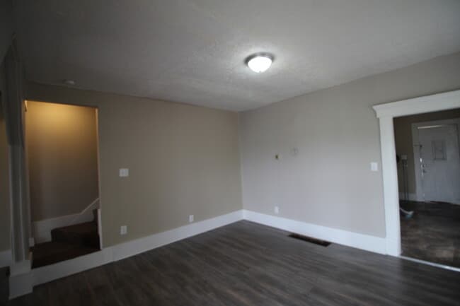 Building Photo - Beautiful renovated 3 bedroom single-famil...