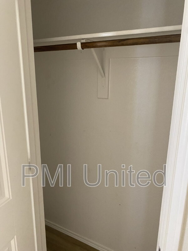 Foto del edificio - 9145 Blackstone Dr