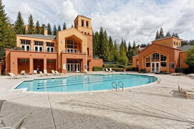 Building Photo - Spacious 2 bedroom 2 bath condo with in un...