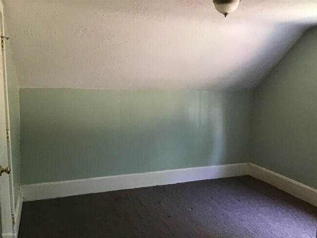 Foto del edificio - 3 br, 1 bath Duplex - 285 Nahatan Street 2
