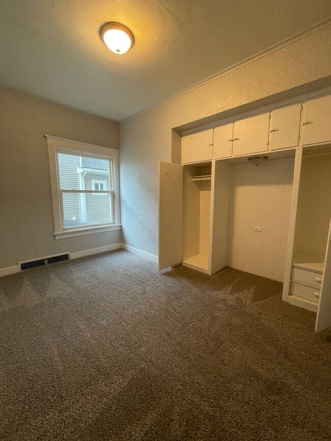 Building Photo - 532 5th St