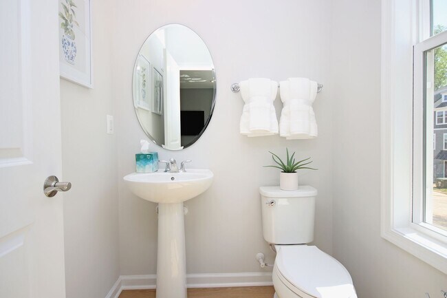 Building Photo - End-Unit Avon Park Townhome Near Biscuit R...