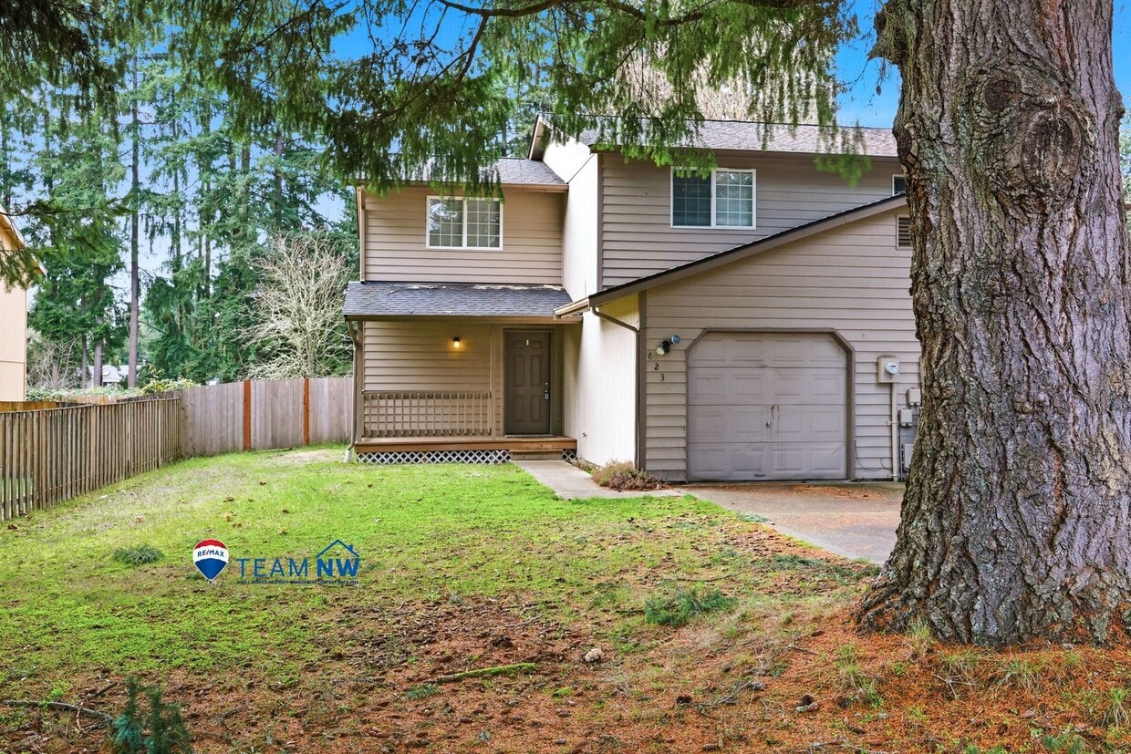 Foto principal - 3 bedroom 1.5 bathroom 2 story duplex in Lacey - North Thurston School District.