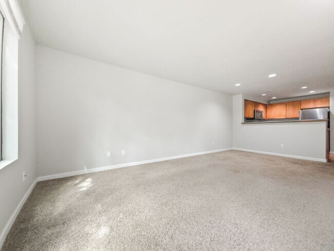 Foto del edificio - Updated 2BR Condo with Pool, Clubhouse & P...